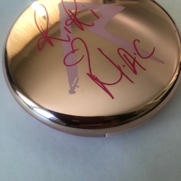 MAC RIRi Powder Blush In Hibiscus Kiss. - Picture 4 of 8